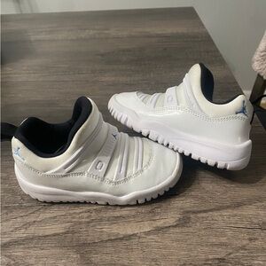 Toddler Size 8 Jordan BQ7102-104 Retro 11 Little Flex White and Black